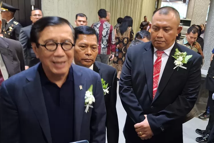 Menkumham Yasonna H Laoly di dampinggi Kalapas Binjai, Teo Purba, selaku panitia natal saat memberi keterangan kepada wartawan (Realitasonline.id/dok)