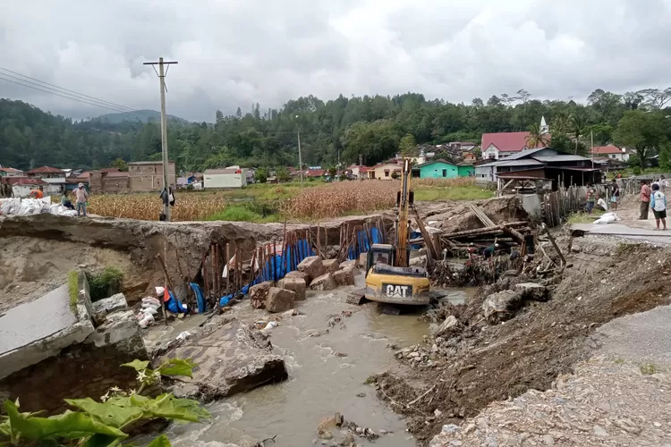 Membangun kembali kerusakan besar akibat bencana luapan sungai di Siualuompu Tarutung akan memakan biaya besar.   (Realitasonline.id/dok)