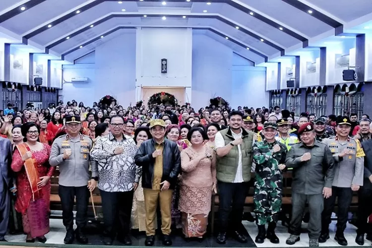 - Pj Gubernur Sumut Hassanudin dan Forkopimda saat memastikan situasi malam natal di salah satu gereja di Kota Medan benar-benar aman  (Realitasonline.id/Dok)