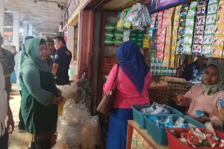 Monitoring: Tim Satgas Pangan Kabupaten Tapsel, saat melakukan monitoring Pasar di wilayah Sipirok, Kabupaten Tapsel, Sabtu (23/12/2023).   (Realitasonline/ Riswandy )