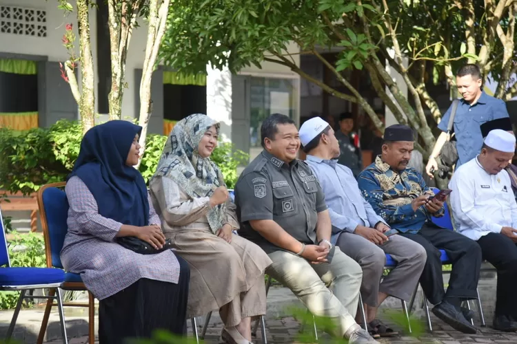 Hadiri : Bupati Tapsel Dolly Pasaribu, saat menghadiri Safari Dakwah tingkat SMA dan MAN se Kabupaten Tapsel, yang digelar MUI Tapsel di SMAN 1 Batang Angkola, Jumat (22/12/2023).   (Realitasonline/Riswandy )