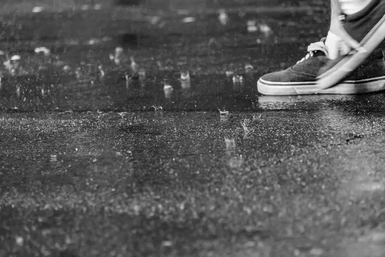 Sepatu saat terkena hujan (website : Rukita)