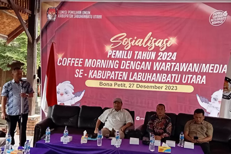KPU Labura melakukan sosialisasi pemilu tahun 2024 dengan media massa di Cafe Bona Petit, (27/12/23).    (Realitasonline.id/Yandri Simatupang)