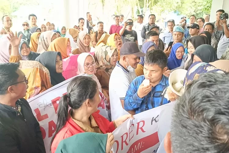 Para Guru honorer yang tidak lulus PPPK di kabupaten Madina saat aksi saling dorong di depan kantor Bupati Madina, Rabu (27/12/2023).   (Realitasonlone.id/SYH)