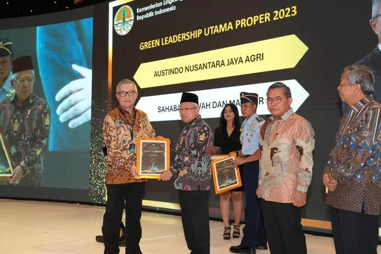 Wakil Presiden Republik Indonesia Makruf Amin menyerahkan penghargaan PROPER EMAS kepada Direktur Utama PT.ANJ, Lucas Kurniawan, dalam di satu acara di Hotel Bidakara Jakarta, Rabu (20/12/2023).   (Realitasonline/dok)