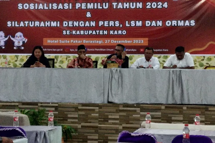 SOSIALISASI : Dari kiri Duma Surbakti, Komisioner KPUD Karo, Sahimin Selian, Mewakili Ketua PWI Sumut, Sugiatmo MA, Kepala Kesbang Linmas Kabupaten Karo, Tetap Ginting, Kadiskomifo Kabupaten Karo, Frans Leonardo Surbakti S. STP, sosialisasi Pemilu 2024. (Realitasonline.id/KPU)