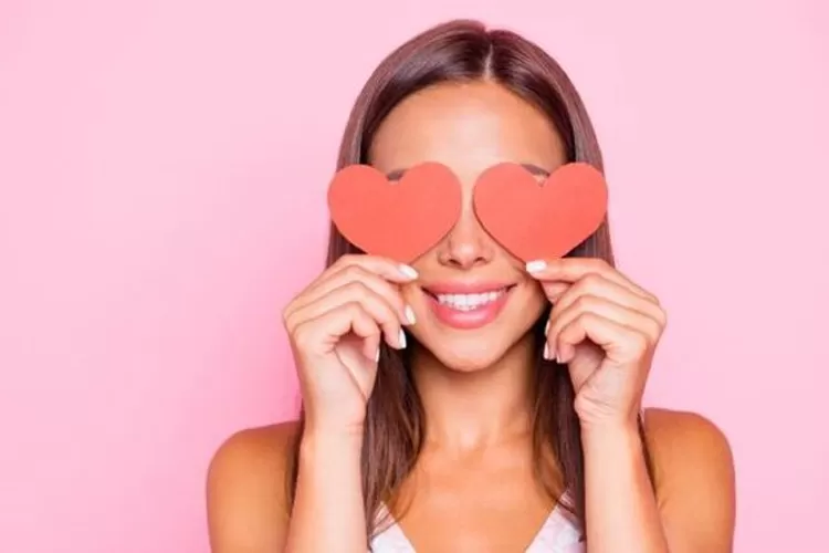 Ilustrasi Seseorang jatuh cinta (website : CNN Indonesia)