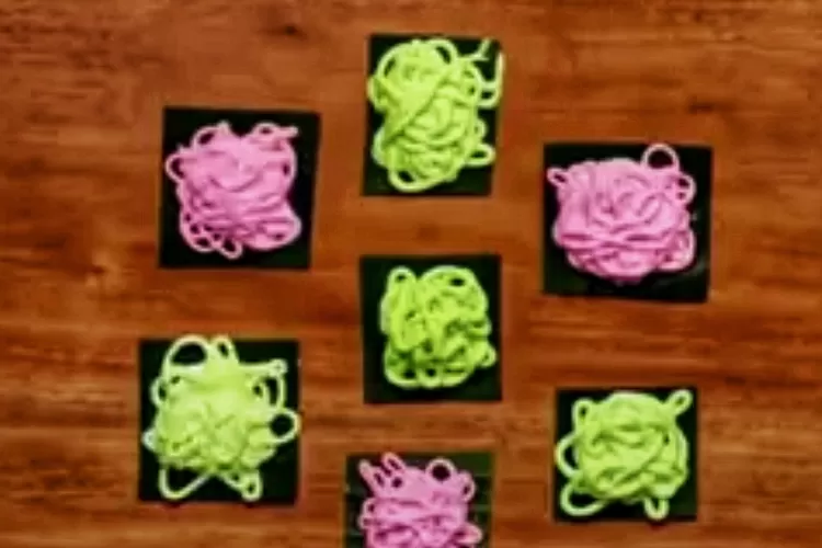 Kue Putu Mayang dengan tampilan pewarna ungu dan hijau.  (Instagram/ummiajwad)