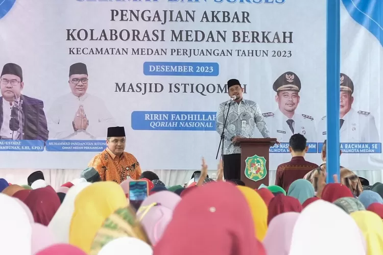 Walikota Medan Bobby Nasution mendengarkan keluhan warga Jl.Pahlawan Medan Perjuangan tentang air bersih saat menghadiri Pengajian Akbar kolaborasi Medan Berkah, Kamis (28/12/2023). (Realitasonline.id/kominfo)