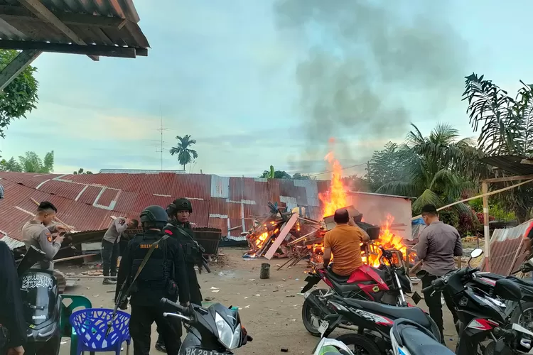  DIMUSNAHKAN: Polda Sumut musnahkan gubui-gubuk lokasi peredaran narkoba di Jalan Jermal 15, Dusun VI, Desa Hutan, Kecamatan Percut Seituan, Kabupaten Deliserdang, Rabu (27/12/2023).   (Realitasonline.id/Polda Sumut )