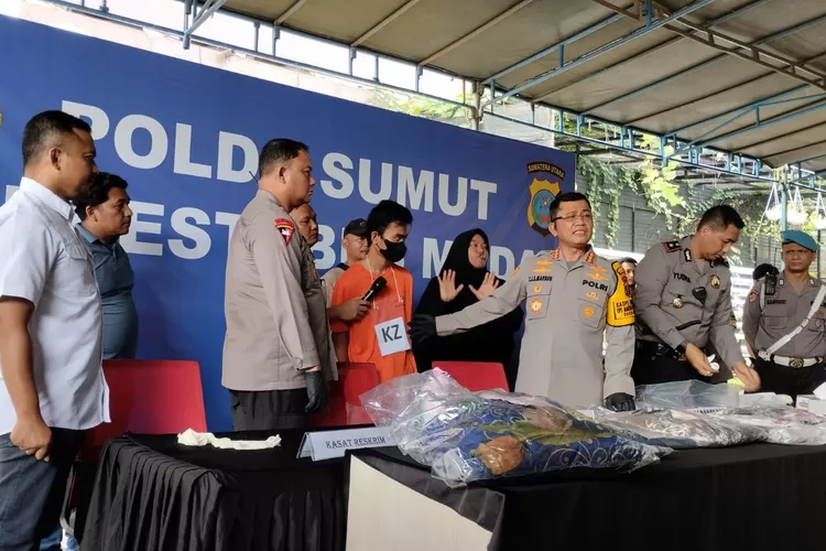      PELAKU PEMBUNUHAN: Kapolrestabes Medan Kombes Pol Teddy Jhon Marbun didampingi Wakapolrestabes AKBP Anhar Rangkuti dan Kasat Reskrim Kompol T Fathir Mustafa menginterogasi pelaku pembunuhan terhadap pemilik usaha bengkel service dan doorsmeer mobil, di Mapolrestabes, Kamis (28/12/2023).  (Realitasonline.id/mapolrestabes)