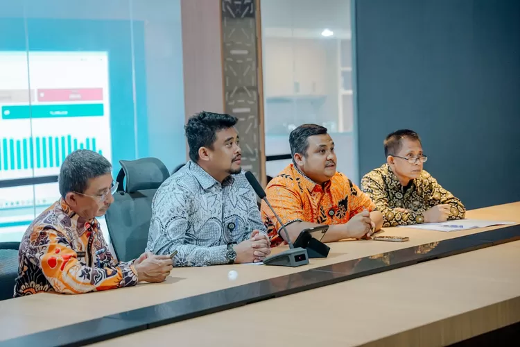 Melalui zoom meeting di CC Room Inteligent Transport Sysyem (ITS) Walikota Medan Bobby Nasution saksikan MoU pekerjaan rehabilitasi dan renovasi Stadion Teladan. (Realitasonline.id/kominfo)