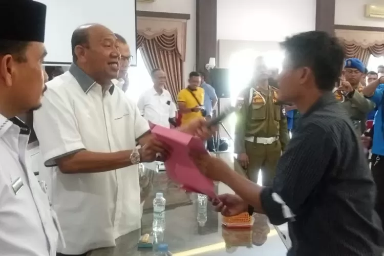    Dialog: Perwakilan dari aksi saat berdialog di dengan Bupati Langkat ruang bupati.    (Realitasonline.id/MA)