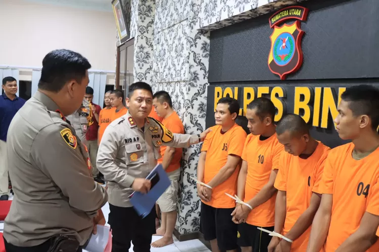 Kapolres Binjai AKBP Rio Alexander Panelewen, S.K, melaksanakan konferensi pers tentang kasus yang ditangani dan kasus menonjol tahun 2023 di Mapolres Binjai (Realitasonline.id/bd)
