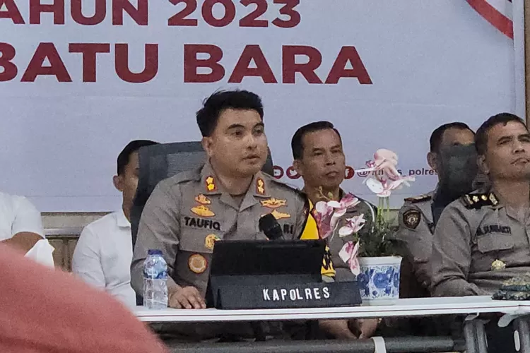 Kapolres Batubara AKBP Taufiq Hidayat Thayeb dihadapan wartawan, Jum'at (29/12/23) pada pers release akhir tahun 2023, di Aula Bhayangkari Polres Batubara (Realitasonline.id/guntur sinaga)