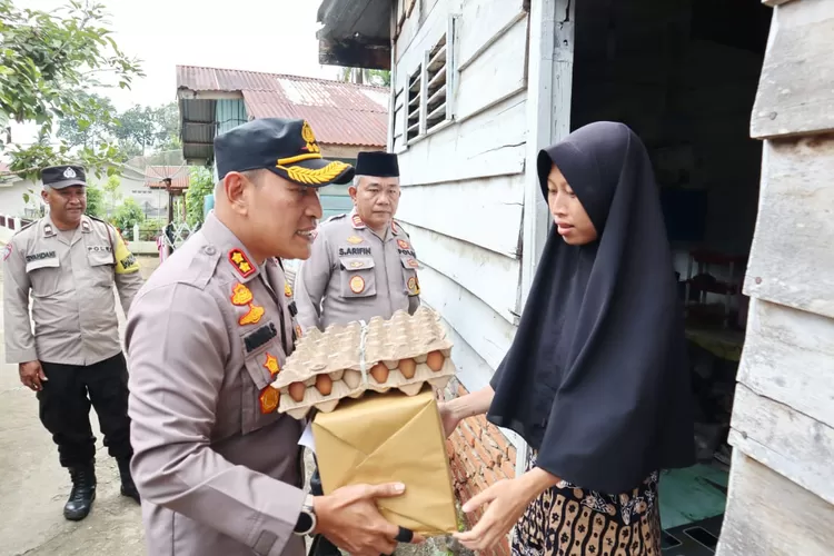 Jumat Curhat : Kapolres Padangsidimpuan AKBP Dudung Setyawan SH, SIK,MH, menyerahkan bantuan kepada warga kurang mampu dalam rangka Jumat Curhat  Jum'at (29/12/2023).   (Realitasonline/Riswandy)