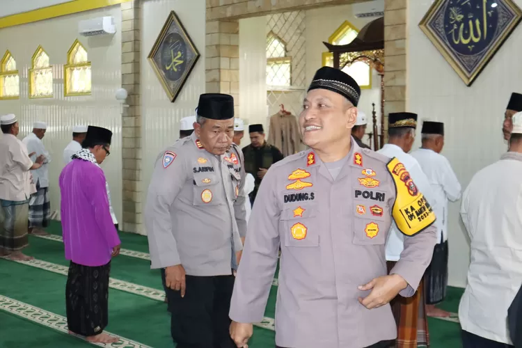   Silaturrahmi : Kapolres Padangsidimpuan AKBP Dudung Setyawan, SH, SIK, MH,  usai sslat Jumat di Masjid Al-Hidayah Lingkungan III Untemanis Kelurahan Losung Batu Kecamatan Padangsidimpuan Utara, Jum'at (29/12/2023).   (Realitasonline/Riswandy )