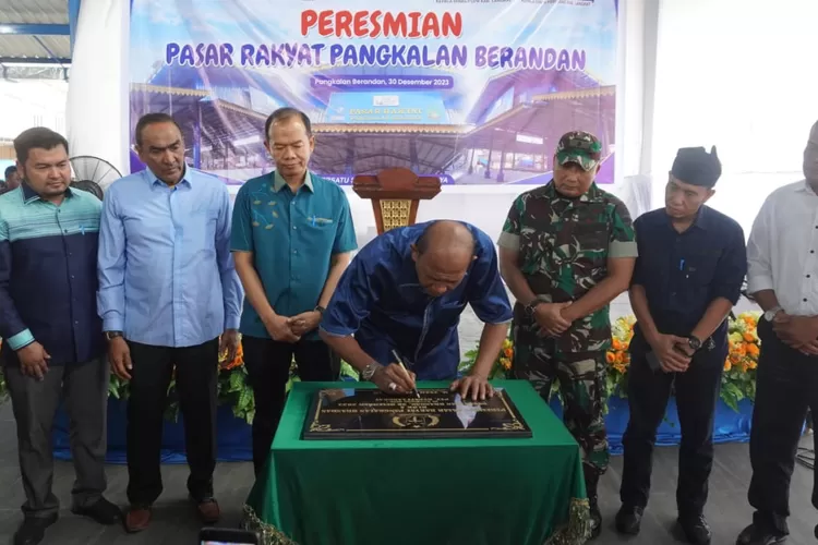 Plt Bupati Langkat H. Syah Afandin, SH didampingi oleh Sekretaris Daerah, beserta kepala dinas yang berhadir menandatangani prasasti pembangunan pasar rakyat Pangkalan Brandan. (Realitasonline.id/AA)