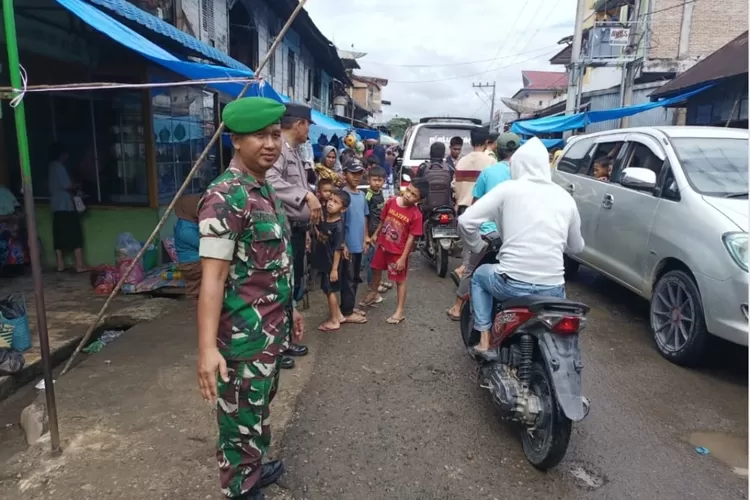 Pasca libur Nataru, personel Polsek SD Hole Polres Tapsel, menggelar patroli rutin di pusat perbelanjaan Pasar Simangambat  (Realitasonline.id/Riswandy)