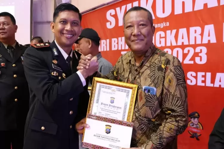 AKBP. Imam Zamroni saat menyerahkan penghargaan dari Polri kepada jurnalis pemenang lomba di HUT Bhayangkara ke 77 tahun 2023. (Foto: Realitasonline.id/ Ist)
