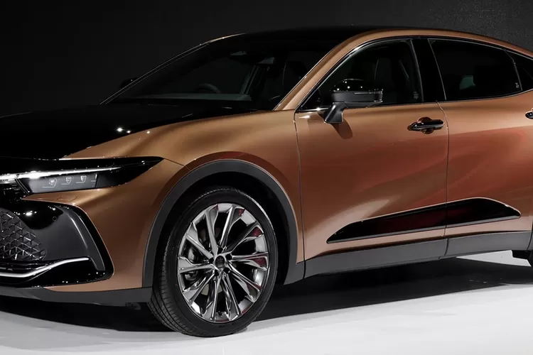 Tampilan mobil Toyota Crown Crossover, dengan kemewahan warna dominan cokelat pada bodi. (Toyota)