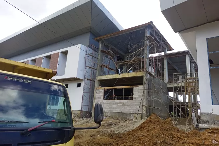 Perkerjaan Rumah Sakit Pratama Aceh Selatan tak rampung dikerjakan tepat waktu ( Realitasonline.id/zulmas)