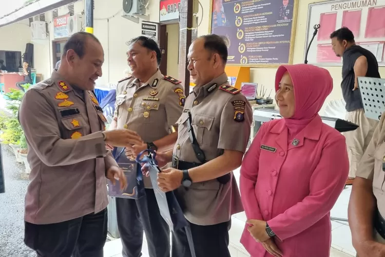 Kapolres Padangsidimpuan AKBP Dudung Setyawan didampingi Ketua Bhayangkari Cabang Padangsidimpuan liza Dudung Setyawan, menyerahkan cinderamata kepada pejabat lama usai serahterima jabatan di Mapolres Padangsidimpuan, Kamis (11/1/2024).(Foto: Realitasonline.id/ RI)