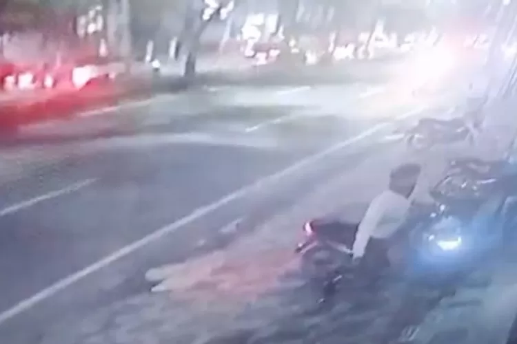 Pelaku pencurian sepedamotor Honda Beat BK 3714 ALB milik driver ojol di warkop Jalan Gatot Subroto, Medan tak jauh dari Brastagi Supermarket terekam CCTV.