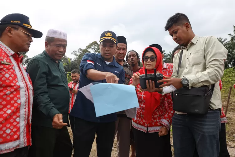 Wali Kota bersama sejumlah OPD dan tokoh masyarakat meninjau lokasi TPU di Kelurahan Gurilla, Kecamatan Siantar Sitalasari  (Realitasonline.id/RH)