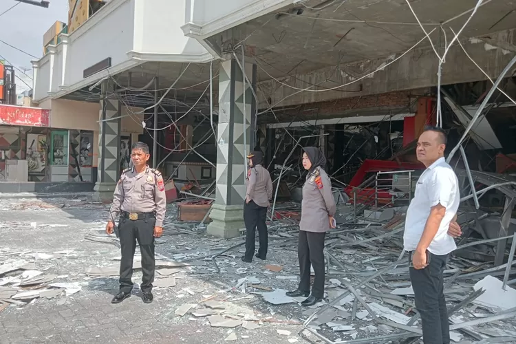 Kapolsek Medan Kota Kompol Selvintriansih memantau kondisi gedung RM Famili pasca ledakan di Jalan Sisingamangaraja Medan, Senin (15/1/2024). (Realitasonline.id/ TM)