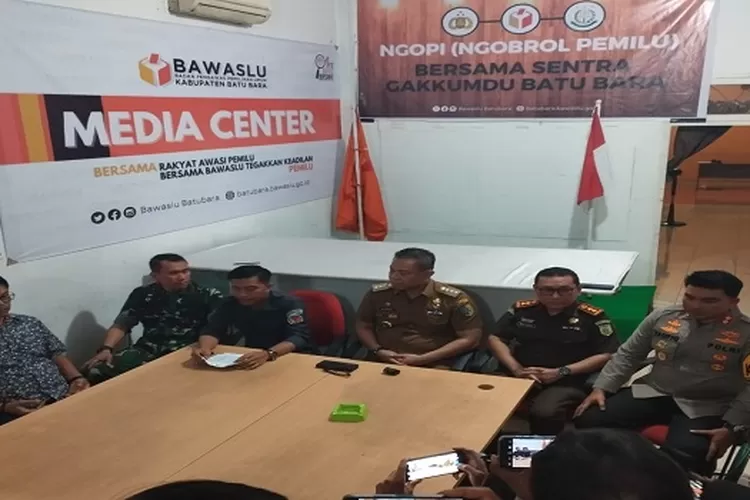 Kapolres Batubara AKBP Taufik Hidayat Thayeb, Dandim 02/08 Asahan Letkol Inf Muhammad Bassarewan, PJ Bupati Batubara Nizhamul, dan Kajari Batubara Amru Siregar. (Realitasonline.id/Gusti)