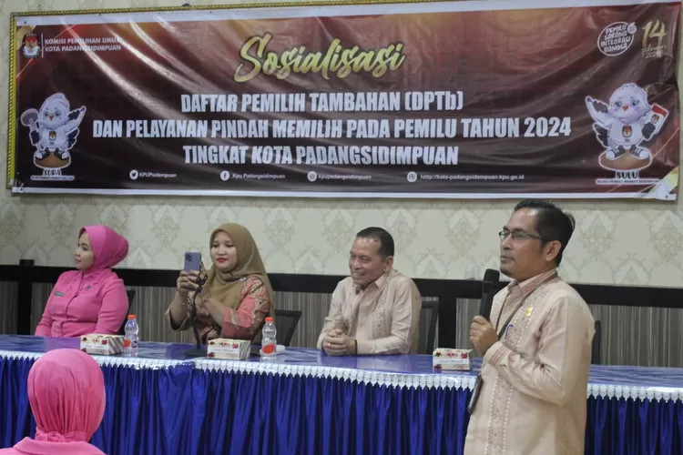 KPU Kota Padangsidimpuan menggelar sosialisasi terkait DPTb dan pelayanan pindah memilih pada Pemilu tahun 2024 tingkat Kota Padangsidimpuan kepada ibu-ibu Bhayangkari Polres Padangsidimpuan di aula Mapolres Padangsidimpuan, Jumat (12/1/2024).(Foto: Realitasonline.id/ RI)