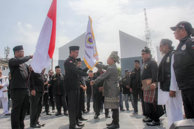 Foto: Ketua DPC FKPPAI Kota Padangsidimpuan Paroro Riezky Budiawan, Terima Pataka dari Ketua DPD FKPPAI Sumut Ilyas Nasution