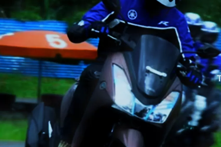 Gambaran pengguna skutik Yamaha Lexi. Sepeda motor ini termasuk ikonik yang pernah mendatangkan pembalap legendaris Valentino Rossi dalam peluncurannya. (Tangkapan layar YT )