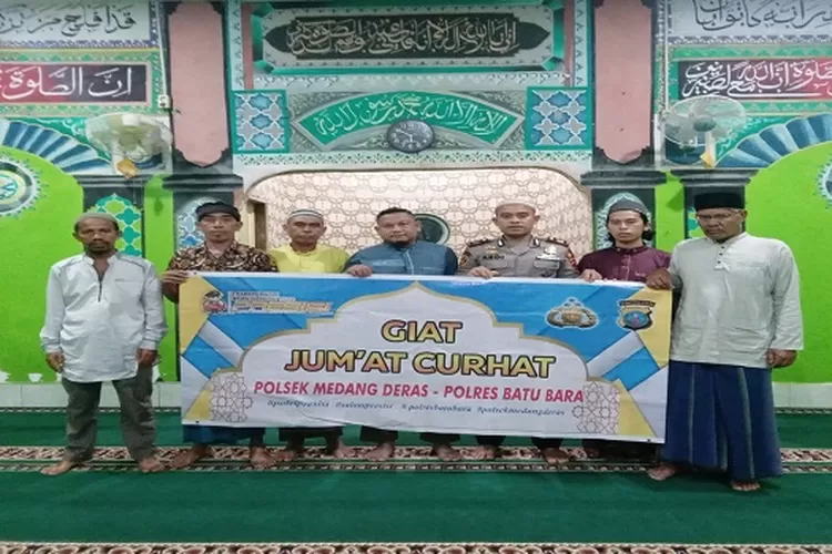 Kapolsek Medang Deras AKP Abdi Tansar bersama jemaah Mushollah (Realitasonline.id/Gusti)