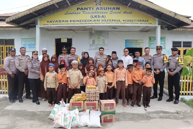 Kapolres Batubara AKBP Taufik Hidayat Thayeb dan personil Polres Batubara bersama pengurus Panti Asuhan Husnul khatimah (Realitasonline.id/Gusti)