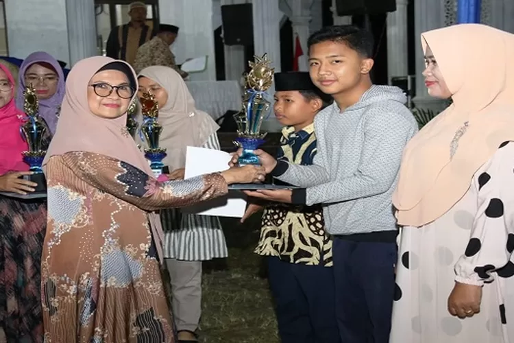 Wali Kota Susanti Dewayani menyerahkan trophy dan piagam kepada pemenang MTQ tingkat kecamatan Siantar Martoba&nbsp; (Realitasonline.id/RH)