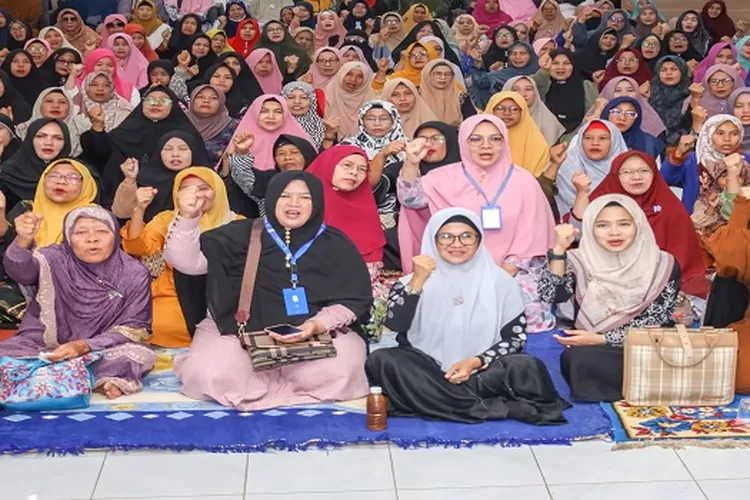 Walikota Susanti bersama jemaah Pengajian Majelis Tauhid di Gedung Serbaguna Pemko Pematangsiantar  (Realitasonline.id/RH)