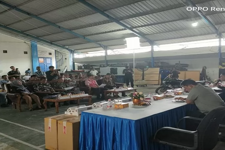 Kapolres Langsa AKBP Andy Rahmansyah dan diwakili Kodim 0104 Aceh Timur, Perwakilan Kejaksaan Negeri (Kejari) Kota Langsa dan Perwakilan dari Badan Intelejen Strategis (BAIS) Wilyah Langsa memberi keterangan pers terkait rokok ilegal tanpa pita cukai (Realitasonline.id/Yoes)