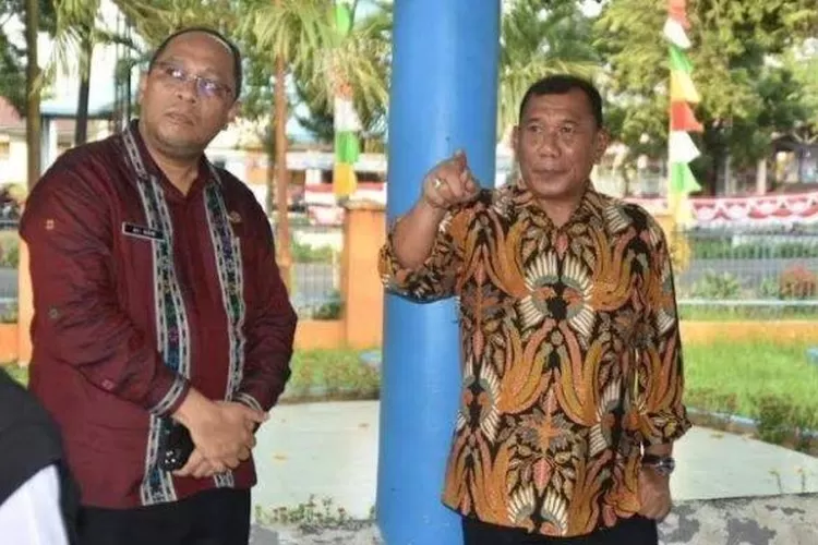 Ade Budi Krista (kiri) bersama Bupati Deli Serdang Ashari Tambunan masa itu (Realitasonline.id/zul)