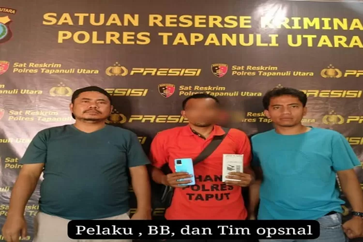 Tersangka diapit petugas diamankan di Mapolres Tarutung (Realitasonline.id/Marudut)