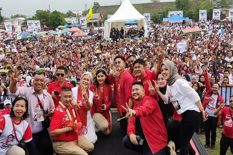  Ketua Umum PSI Kaesang Pangarep beserta istri, Ketua DPW PSI Sumut, HM Nezar Djoeli, Penggiat Anti Korupsi, sekaligus Caleg DPR RI dari Partai Solidaritas Indonesia (PSI), Irma Hutabarat  bersama massa hadir membludak (Realitasonline.id/ist)