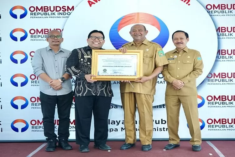 Plt Bupati Langkat Syah Afandn menerima penghargaan  dari Ombudsman RI (Realitasonline.id/Dok)