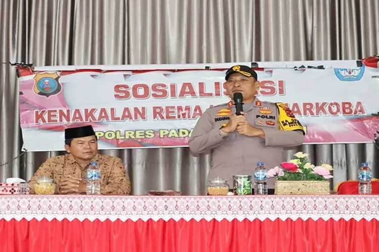 Kapolres Padangsidimpuan AKBP Dudung Setyawan, melakukan sosialisasi kenakalan remaja dan bahaya narkoba kepada pejajar di MAN 2 Padangsidimpuan  (Realitasonline.id/Riswandy)
