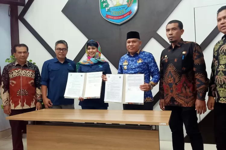 Pj Bupati Abdya H Darmansah menandatangani MoU dengan Yayasan HAkA terkait pengelolaan hutan di kawasan Lhok Batee Intan, Desa Padang, Kecamatan Manggeng, Kamis (25/1)