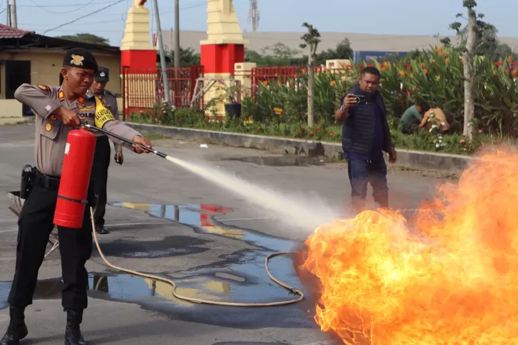 Tingkatkan Ketereampilan Petugas, PT Pertamina Gelar Pelatihan Alat Pemadam Api Ringan di Polres Belawan