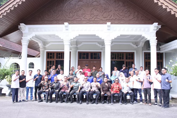Usai Coffy Morning, Bupati Aceh Selatan, Cut Syazalisma beserta Porkofimda, photo bersama dengan puluhan wartawan.