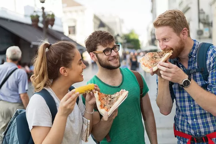 Ilustrasi Makan dan Minum Berdiri (KordaNews)