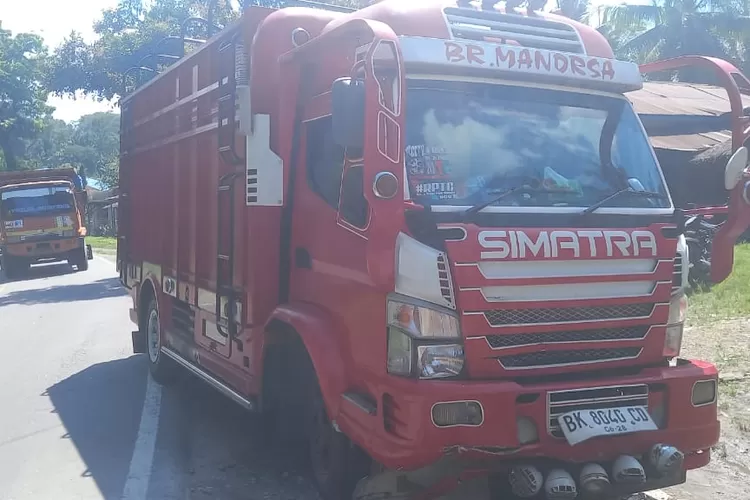 Truk colt diesel yang bertabrakan dengan Binarikson Tarigan di jalan tikungan Pancur Batu