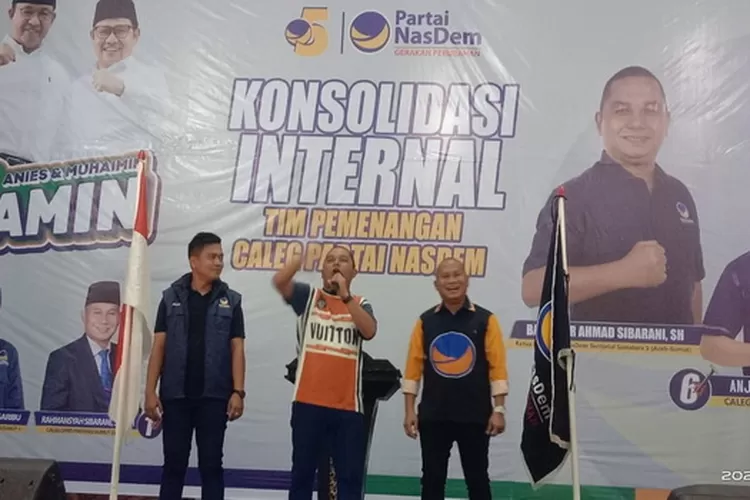 Caleg DPRD Sumut dapil IX Rahmansyah Sibarani (kanan) saat melakukan konsolidasi internal di Sibolga (Realitasonline.id/Dok)